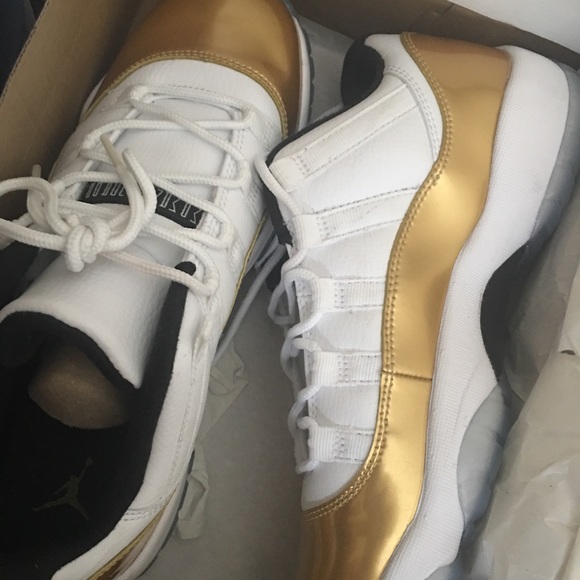 Jordan 11 gold/white
